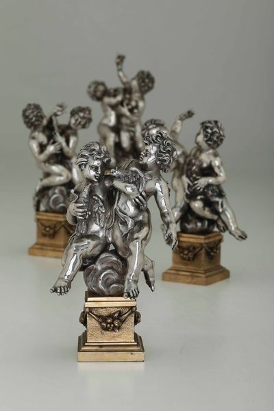 Quattro gruppi raffiguranti giochi tra putti. Argenteria artistica napoletana, prima met del XX secolo. Marchio con fascio littorio in uso dal 1935 al 1945. Argentiere Luigi Avolio. Firma incusa Avolio  - Asta Argenti da Collezione | XX secolo - Associazione Nazionale - Case d'Asta italiane