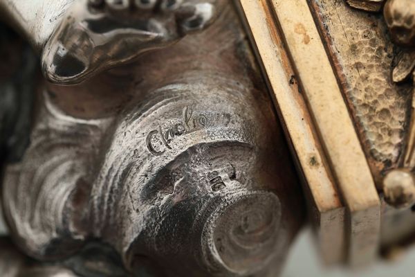 Quattro gruppi raffiguranti giochi tra putti. Argenteria artistica napoletana, prima met del XX secolo. Marchio con fascio littorio in uso dal 1935 al 1945. Argentiere Luigi Avolio. Firma incusa Avolio  - Asta Argenti da Collezione | XX secolo - Associazione Nazionale - Case d'Asta italiane