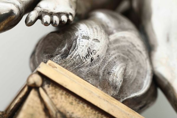 Quattro gruppi raffiguranti giochi tra putti. Argenteria artistica napoletana, prima met del XX secolo. Marchio con fascio littorio in uso dal 1935 al 1945. Argentiere Luigi Avolio. Firma incusa Avolio  - Asta Argenti da Collezione | XX secolo - Associazione Nazionale - Case d'Asta italiane