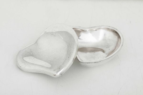 Scatola a cuore. Designer Elsa Peretti per Tiffany & Co.  Italia, ultimo quarto del XX secolo, argentiere Pampaloni, Firenze.  - Asta Argenti da Collezione | XX secolo - Associazione Nazionale - Case d'Asta italiane