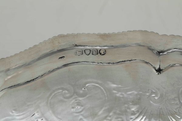 Salver. Londra 1839. Marchio dell'argentiere consunto di difficile lettura  - Asta Argenti da Collezione | XX secolo - Associazione Nazionale - Case d'Asta italiane