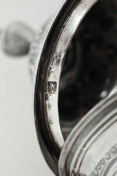 Caffettiera. Inghilterra, secondo quarto del XIX secolo (Londra?). Argentiere George Frederick Pinnel (punzonatura parziale)  - Asta Argenti da Collezione | XX secolo - Associazione Nazionale - Case d'Asta italiane