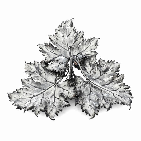 Centrotavola a tre foglie. Argentiere Del Vallino, Milano per Maison Federico Buccellati. Italia XX secolo  - Asta Argenti da Collezione | XX secolo - Associazione Nazionale - Case d'Asta italiane