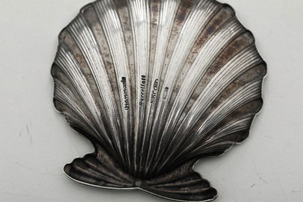 Tredici segnaposto a motivi naturalistici. Argenteria italiana del XX e XXI secolo. Argentiere Clementi, Bologna per Maison Gianmaria Buccellati  - Asta Argenti da Collezione | XX secolo - Associazione Nazionale - Case d'Asta italiane