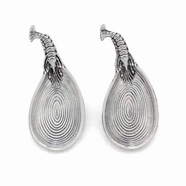 Due cucchiai con manico a foggia di aragosta. Argentiere Clementi, Bologna per Maison Gianmaria Buccellati. Italia XX-XXI secolo  - Asta Argenti da Collezione | XX secolo - Associazione Nazionale - Case d'Asta italiane