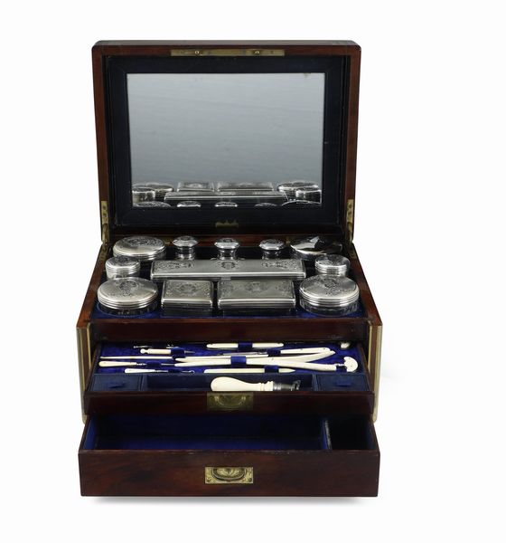 Necessaire da viaggio. Francia XIX-XX secolo. Marchio per l'argento primo titolo in uso dal 1838  - Asta Argenti da Collezione | XX secolo - Associazione Nazionale - Case d'Asta italiane