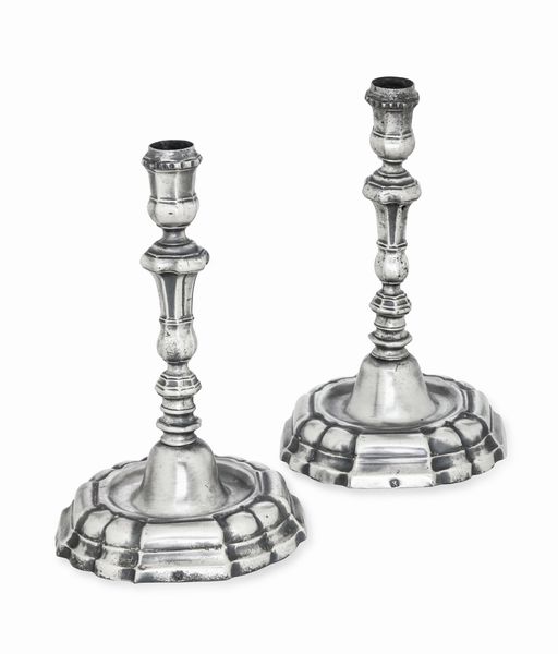 Coppia di candelieri. Germania, seconda met del XVIII secolo. Marchi dell'argentiere MT entro rettangolo e marchio camerale consunto di difficile lettura  - Asta Argenti da Collezione | XX secolo - Associazione Nazionale - Case d'Asta italiane