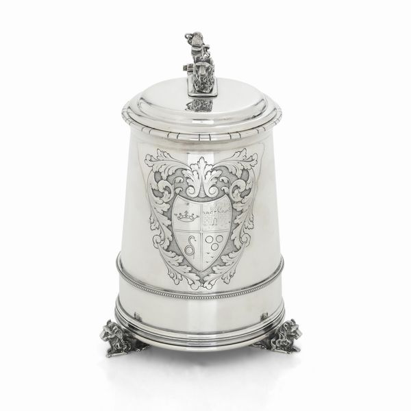 Tankard. Marchi di fantasia ad imitazione dell'argenteria antica. Manifattura europea (Hanau?), XIX-XX secolo  - Asta Argenti da Collezione | XX secolo - Associazione Nazionale - Case d'Asta italiane