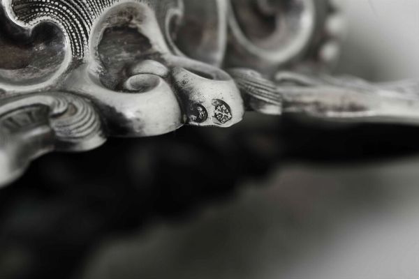 Coppia di candelieri. Impero Austro-Ungarico, XIX secolo. Marchi di garanzia genovesi in uso dal 1825 al 1872  - Asta Argenti da Collezione | XX secolo - Associazione Nazionale - Case d'Asta italiane