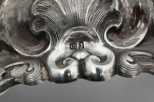 Coppia di candelieri. Impero Austro-Ungarico, XIX secolo. Marchi di garanzia genovesi in uso dal 1825 al 1872  - Asta Argenti da Collezione | XX secolo - Associazione Nazionale - Case d'Asta italiane