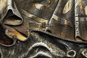 La trinit dell'antico testamento. Riza in argento. Marchi della citt di Mosca per l'anno 1793. Assaggiatore Andrej Titov, marchi dell'argentiere (non identificato) e marchi sulle vesti per l'anno 1852, assaggiatore Nikolaj Dubrovin e dell'argentiere (non identificato)  - Asta Argenti da Collezione | XX secolo - Associazione Nazionale - Case d'Asta italiane