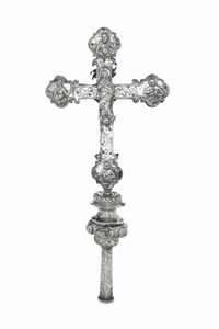 Importante croce astile. Oreficeria veneziana, prima met del XVIII secolo. Marchi del saggiatore FR sormontato da leone in moleca  - Asta Argenti da Collezione | XX secolo - Associazione Nazionale - Case d'Asta italiane