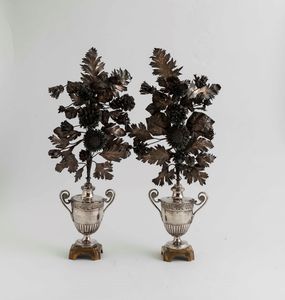 Coppia di portapalma in argento fuso, sbalzato, cesellato e basi in bronzo dorato. Napoli, prima met del XIX secolo. Maestro argentiere Giovanni Casolla  - Asta Argenti da Collezione | XX secolo - Associazione Nazionale - Case d'Asta italiane