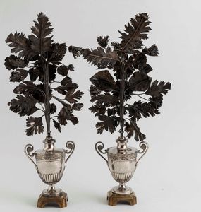 Coppia di portapalma in argento fuso, sbalzato, cesellato e basi in bronzo dorato. Napoli, prima met del XIX secolo. Maestro argentiere Giovanni Casolla  - Asta Argenti da Collezione | XX secolo - Associazione Nazionale - Case d'Asta italiane