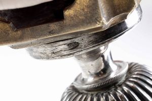 Coppia di portapalma in argento fuso, sbalzato, cesellato e basi in bronzo dorato. Napoli, prima met del XIX secolo. Maestro argentiere Giovanni Casolla  - Asta Argenti da Collezione | XX secolo - Associazione Nazionale - Case d'Asta italiane