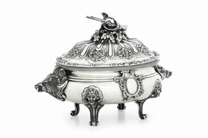 Importante zuppiera. Torino, seconda met del XVIII secolo. Assaggiatore Carlo Mica (1759-1787), contrassaggiatore Giovan Battista Carron (1753-1778)  - Asta Argenti da Collezione | XX secolo - Associazione Nazionale - Case d'Asta italiane