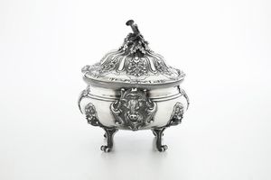 Importante zuppiera. Torino, seconda met del XVIII secolo. Assaggiatore Carlo Mica (1759-1787), contrassaggiatore Giovan Battista Carron (1753-1778)  - Asta Argenti da Collezione | XX secolo - Associazione Nazionale - Case d'Asta italiane