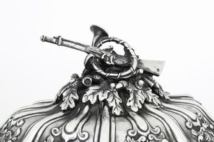 Importante zuppiera. Torino, seconda met del XVIII secolo. Assaggiatore Carlo Mica (1759-1787), contrassaggiatore Giovan Battista Carron (1753-1778)  - Asta Argenti da Collezione | XX secolo - Associazione Nazionale - Case d'Asta italiane