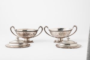 Coppia di zuppiere. Argento fuso e sagomato. Una con bollo della citt di Londra per l'anno 1779 e una per l'anno 1778. Argentieri John Wakelin & Wm. Taylor  - Asta Argenti da Collezione | XX secolo - Associazione Nazionale - Case d'Asta italiane