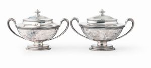 Coppia di zuppiere. Argento fuso e sagomato. Una con bollo della citt di Londra per l'anno 1779 e una per l'anno 1778. Argentieri John Wakelin & Wm. Taylor  - Asta Argenti da Collezione | XX secolo - Associazione Nazionale - Case d'Asta italiane