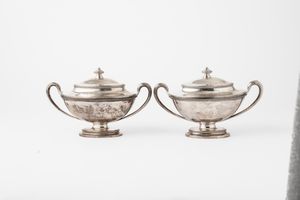 Coppia di zuppiere. Argento fuso e sagomato. Una con bollo della citt di Londra per l'anno 1779 e una per l'anno 1778. Argentieri John Wakelin & Wm. Taylor  - Asta Argenti da Collezione | XX secolo - Associazione Nazionale - Case d'Asta italiane