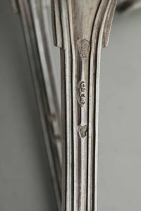 Servizio di posate per 12 coperti. Torino, XIX secolo. Marchi di titolo con testa di toro e aquila coronata in uso dal 1824 al 1872 e marchi con Italia Turrita in uso dal 1872 al 1934. Marchi degli argentieri Carlo Balbino (1798-1824) e di Giovan Battista Borrani (...1824...)  - Asta Argenti da Collezione | XX secolo - Associazione Nazionale - Case d'Asta italiane