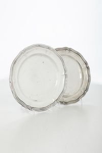 Piatto. Genova XVIII secolo. Marchio della Torretta con datario (consunto di difficile lettura). Del lotto fanno parte due piatti simili in argento, Italia XIX-XX secolo. Uno Milano, bottega di Luigi Enin  - Asta Argenti da Collezione | XX secolo - Associazione Nazionale - Case d'Asta italiane