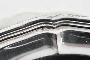 Piatto. Genova XVIII secolo. Marchio della Torretta con datario (consunto di difficile lettura). Del lotto fanno parte due piatti simili in argento, Italia XIX-XX secolo. Uno Milano, bottega di Luigi Enin  - Asta Argenti da Collezione | XX secolo - Associazione Nazionale - Case d'Asta italiane