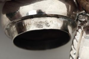 Cuccuma. Venezia XVIII-XIX secolo. Argentiere A F inframezzato da giglio  - Asta Argenti da Collezione | XX secolo - Associazione Nazionale - Case d'Asta italiane