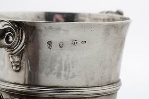 Coppia di coppe biansate. Dublino, probabile ultimo quarto del XVIII secolo. Corpo a vaso con anse sagomate e crest inciso.  - Asta Argenti da Collezione | XX secolo - Associazione Nazionale - Case d'Asta italiane