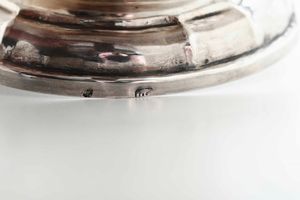 Caffettiera. Roma, seconda met del XVIII secolo. Maestro argentiere Bonaventura Sabatini (1731-1766) o Giovanni Battista Sabatini (1766-1813) con marchio di bottega all'insegna del nome di Gesu' . (Marchi consunti di difficile lettura)  - Asta Argenti da Collezione | XX secolo - Associazione Nazionale - Case d'Asta italiane