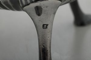 Caffettiera. Argenteria italiana del XVIII secolo. Marchio dell'argentiere consunto di difficile lettura.  - Asta Argenti da Collezione | XX secolo - Associazione Nazionale - Case d'Asta italiane