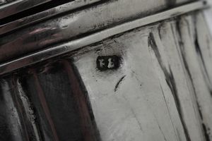 Caffettiera. Argenteria italiana del XVIII secolo. Marchio dell'argentiere consunto di difficile lettura.  - Asta Argenti da Collezione | XX secolo - Associazione Nazionale - Case d'Asta italiane