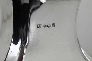 Caffettiera. Marchi della citt di Sheffield per l'anno 1935 e dell'argentiere PP Ltd entro scudo (non identificato)  - Asta Argenti da Collezione | XX secolo - Associazione Nazionale - Case d'Asta italiane