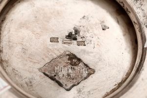 Zuppiera in argento fuso e cesellato. Argenteria artistica milanese del XX secolo. Bollo con fascio littorio in uso dal 1935 al 1945. Argentiere Malinverni  - Asta Argenti da Collezione | XX secolo - Associazione Nazionale - Case d'Asta italiane