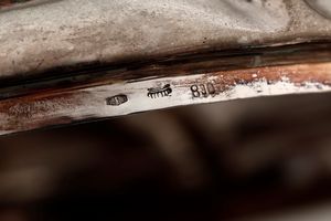 Zuppiera in argento fuso e cesellato. Argenteria artistica milanese del XX secolo. Bollo con fascio littorio in uso dal 1935 al 1945. Argentiere Malinverni  - Asta Argenti da Collezione | XX secolo - Associazione Nazionale - Case d'Asta italiane