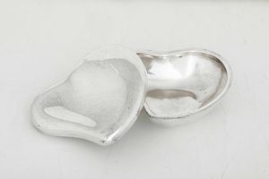 Scatola a cuore. Designer Elsa Peretti per Tiffany & Co.  Italia, ultimo quarto del XX secolo, argentiere Pampaloni, Firenze.  - Asta Argenti da Collezione | XX secolo - Associazione Nazionale - Case d'Asta italiane