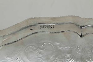 Salver. Londra 1839. Marchio dell'argentiere consunto di difficile lettura  - Asta Argenti da Collezione | XX secolo - Associazione Nazionale - Case d'Asta italiane
