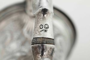 Caffettiera. Inghilterra, secondo quarto del XIX secolo (Londra?). Argentiere George Frederick Pinnel (punzonatura parziale)  - Asta Argenti da Collezione | XX secolo - Associazione Nazionale - Case d'Asta italiane