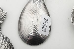 Tredici segnaposto a motivi naturalistici. Argenteria italiana del XX e XXI secolo. Argentiere Clementi, Bologna per Maison Gianmaria Buccellati  - Asta Argenti da Collezione | XX secolo - Associazione Nazionale - Case d'Asta italiane