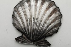 Tredici segnaposto a motivi naturalistici. Argenteria italiana del XX e XXI secolo. Argentiere Clementi, Bologna per Maison Gianmaria Buccellati  - Asta Argenti da Collezione | XX secolo - Associazione Nazionale - Case d'Asta italiane