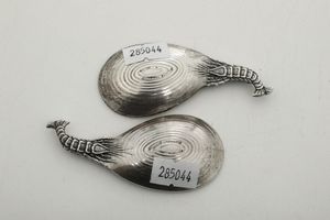 Due cucchiai con manico a foggia di aragosta. Argentiere Clementi, Bologna per Maison Gianmaria Buccellati. Italia XX-XXI secolo  - Asta Argenti da Collezione | XX secolo - Associazione Nazionale - Case d'Asta italiane
