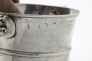 Coppa biansata. Londra 1752. Argentieri Thomas Cooke and Richard Gurney. Corpo svasato con anse sagomate, poggiante su pide circolare modanato. Etichetta cartacea Collezione Petochi Roma  - Asta Argenti da Collezione | XX secolo - Associazione Nazionale - Case d'Asta italiane