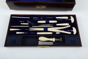 Necessaire da viaggio. Francia XIX-XX secolo. Marchio per l'argento primo titolo in uso dal 1838  - Asta Argenti da Collezione | XX secolo - Associazione Nazionale - Case d'Asta italiane