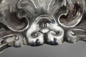 Coppia di candelieri. Impero Austro-Ungarico, XIX secolo. Marchi di garanzia genovesi in uso dal 1825 al 1872  - Asta Argenti da Collezione | XX secolo - Associazione Nazionale - Case d'Asta italiane