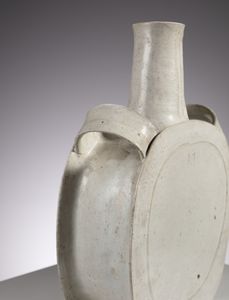 GAMBONE BRUNO (n. 1936) : Bottiglia a orcio biansata  - Asta Asta 410 | DESIGN E ARTI DECORATIVE DEL NOVECENTO - CERAMICHE Online - Associazione Nazionale - Case d'Asta italiane