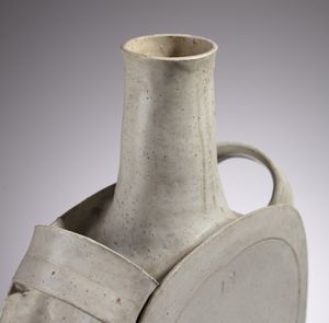 GAMBONE BRUNO (n. 1936) : Bottiglia a orcio biansata  - Asta Asta 410 | DESIGN E ARTI DECORATIVE DEL NOVECENTO - CERAMICHE Online - Associazione Nazionale - Case d'Asta italiane