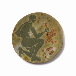 CARUSO  NINO (1928 - 2017) - Piatto modellato a mano con decoro allegorico di caccia