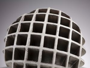 TASCA ALESSIO (1929 - 2020) : Sfera traforata a estrusione  - Asta Asta 410 | DESIGN E ARTI DECORATIVE DEL NOVECENTO - CERAMICHE Online - Associazione Nazionale - Case d'Asta italiane