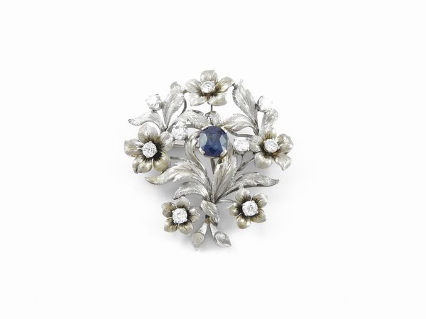 Spilla floreale in oro bianco con diamanti e zaffiro  - Asta Gioielli e Orologi - Associazione Nazionale - Case d'Asta italiane